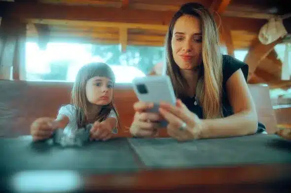 Parents’ Phone Use Disrupts Family Time, New Study Reveals Parents’ Phone Use Disrupts Family Time, New Study Reveals
