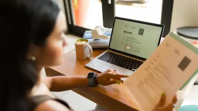 Job Hunting While Employed: Dos and Don’ts for a Smooth Transition Job Hunting While Employed: Dos and Don’ts for a Smooth Transition